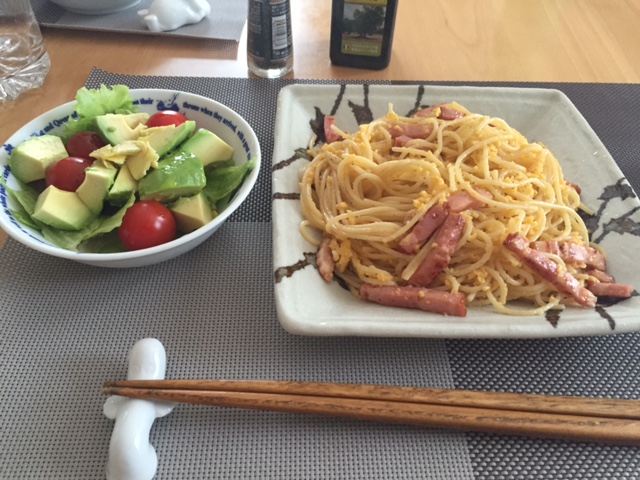 お昼にカルボナーラを作って妻と食べました。 お昼にカルボナーラを作って妻と食べました。